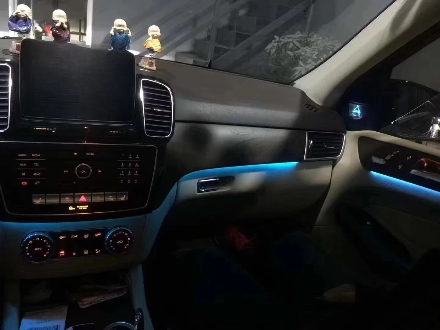 Фото Автомобильная подсветка салона iCarsin W166 для GLE/GLS/GL/ML: подсветка приборной панели, дверей и внутренних панелей. №4
