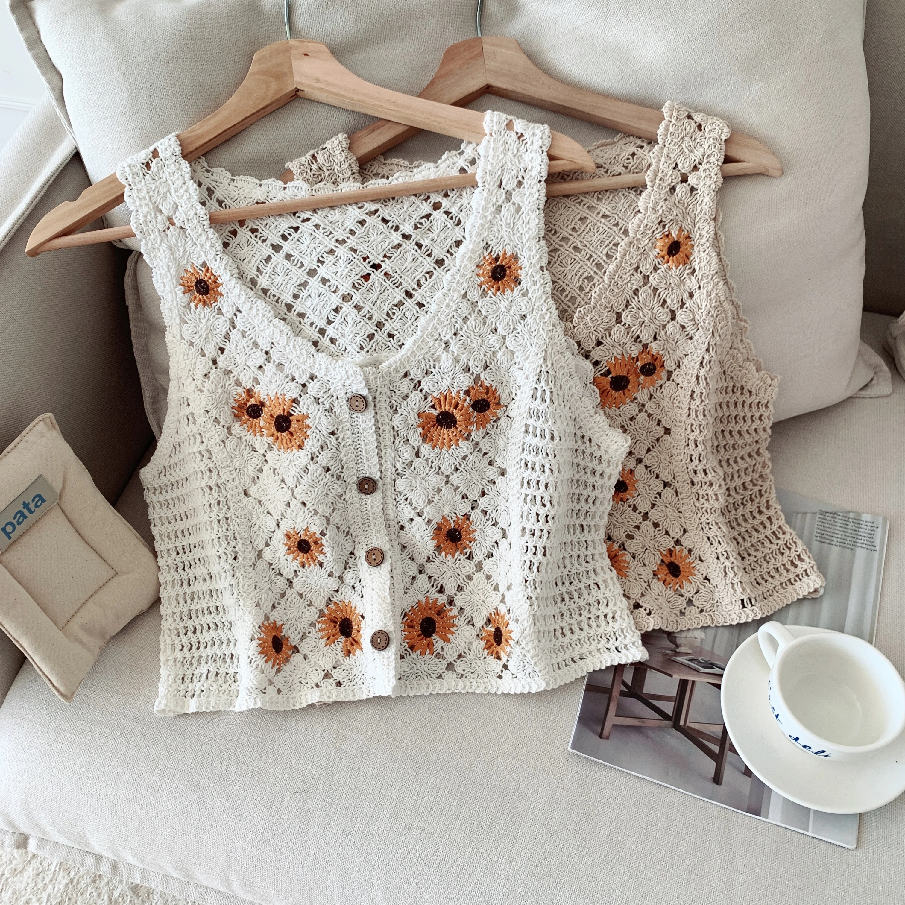 

OUMEA Women Summer Knitted Plus Size Crochet Sweater Top French Retro Style Sleeveless Flower Embroidered 4pcs Buttons Sweet Top