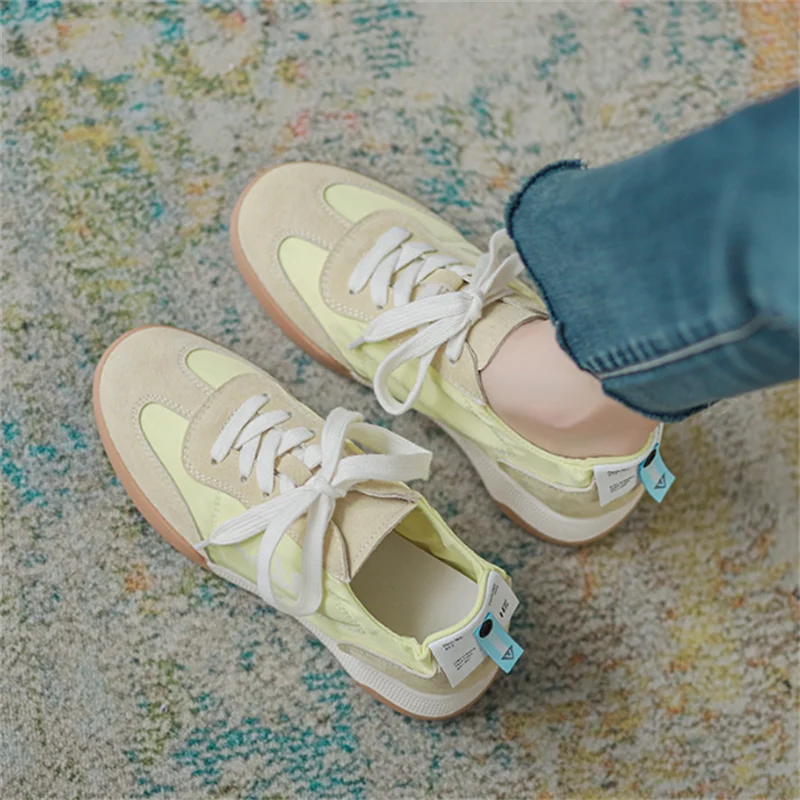 Рисунок 6 - Женские кроссовки на плоской подошве