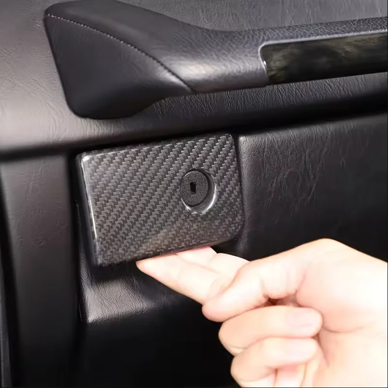 Фото Для Mercedes-Benz G-класса W463 2013-2018: Накладка на крышку перчаточного ящика пассажира (внутренние аксессуары) №3