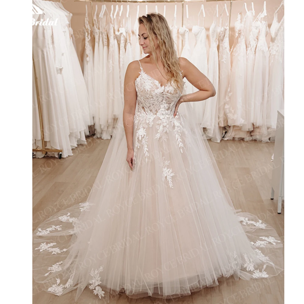 

2023 A Line Sweep Train Lace Appliques Saghetti Strap Wedding Gown Tulle Backless Bridal Wedding Dress Robe luxe Mariage