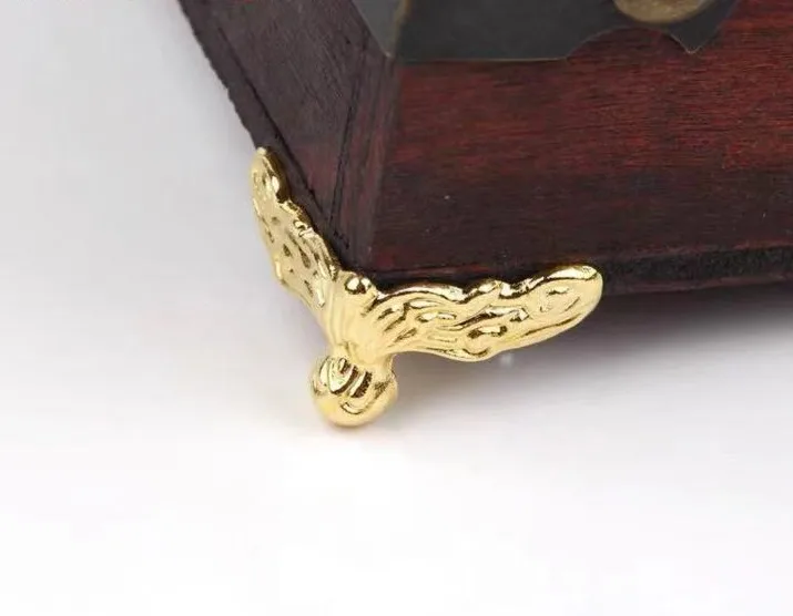 

Деревянный угловой кронштейн для мебели бронзового цвета