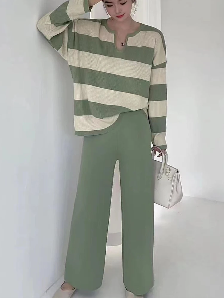 Повседневный вязаный пуловер в полоску с V-образным вырезом + свободные широкие