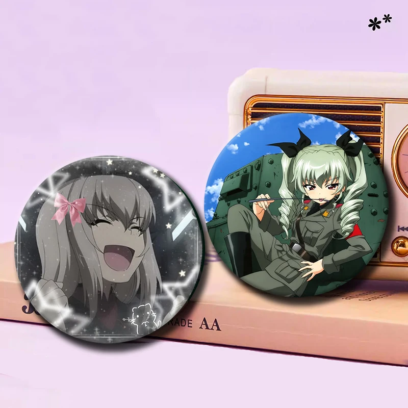 Фото Броши 58 мм G-GIRLS Und PANZER с мультяшными персонажами: Михо Нишизуми, Саори Такебе, Хана Исузу, Юкари Акияма, Мако Рейзеи №4