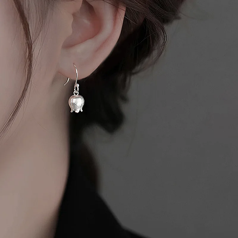 Серьги-гвоздики женские матовые из серебра 925 пробы с цветком орхидеи