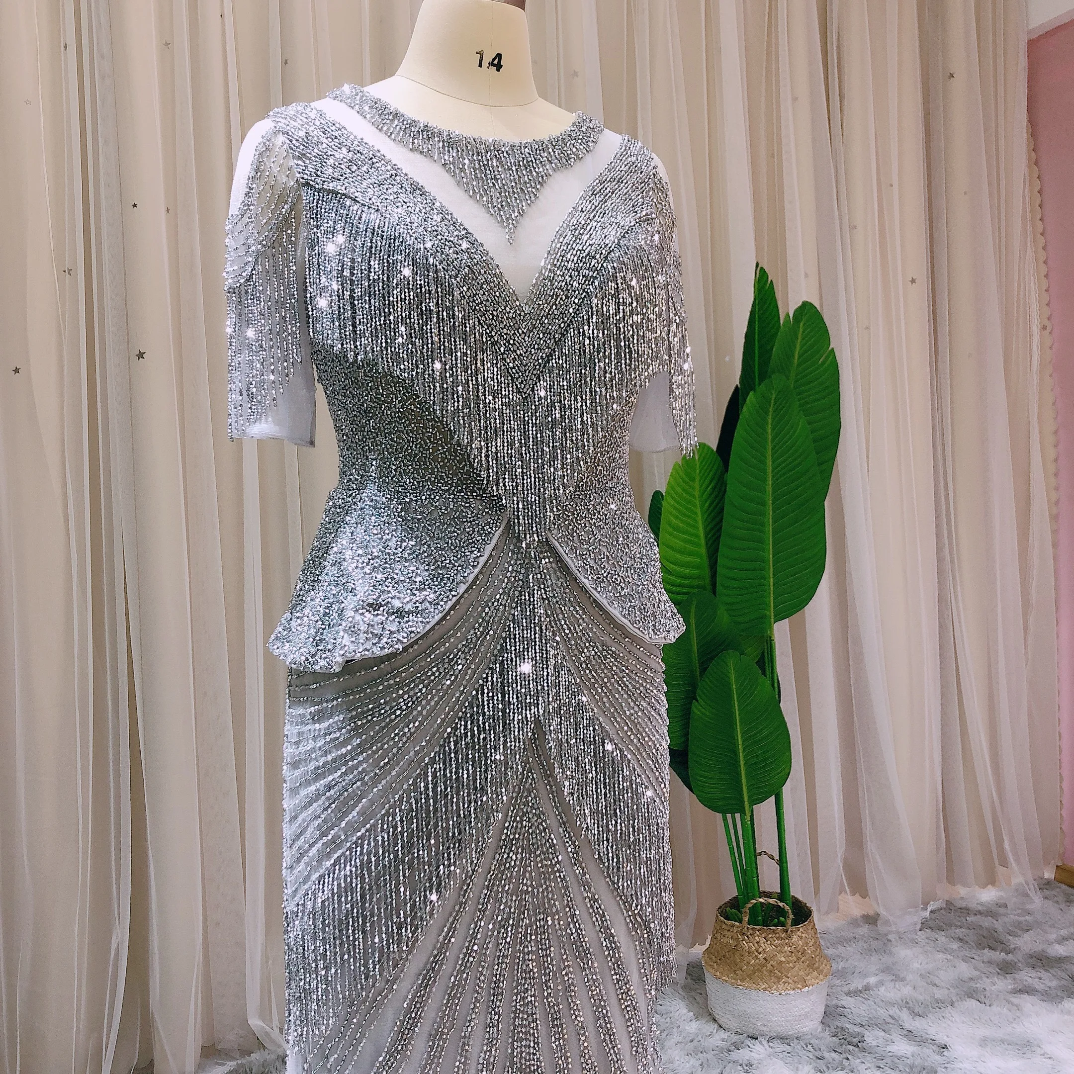 Роскошное серебристое вечернее платье с кристаллами и бахромой арабское