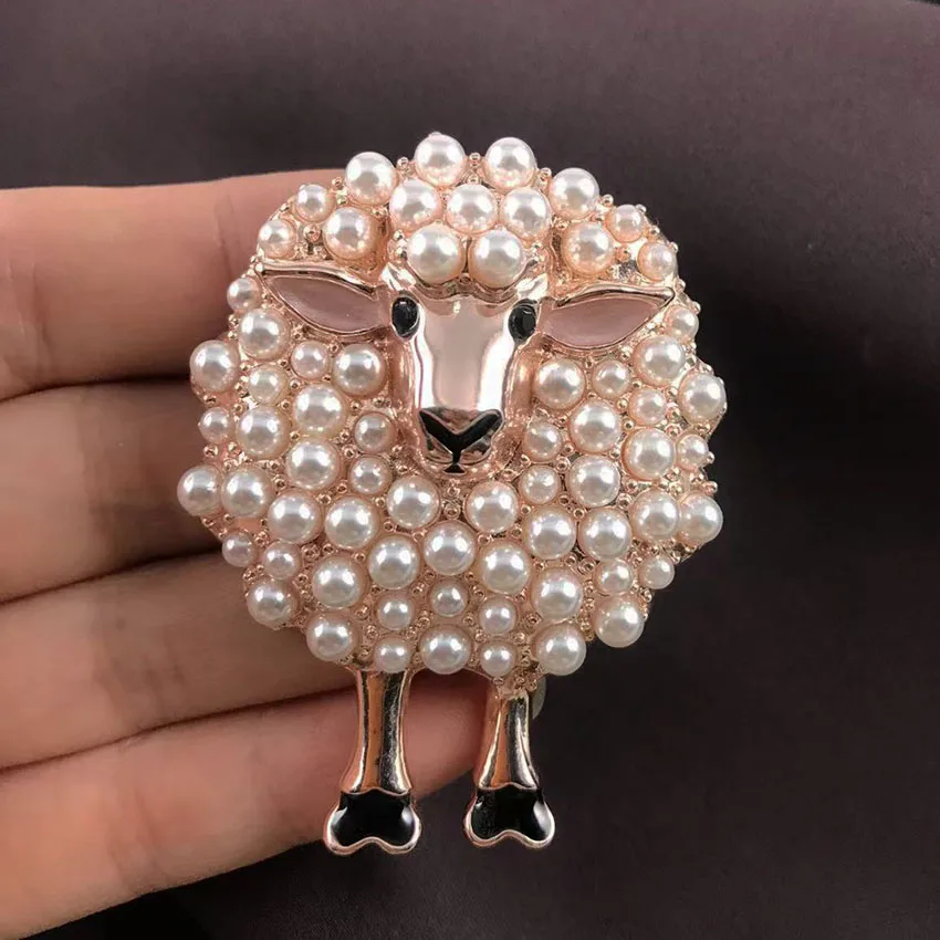 

Cute Cartoon Animal Brooch inlaid Pearls Lucky Lovely Sheep Brooch For Girls Christmas Party Accessories Gift Jewelry