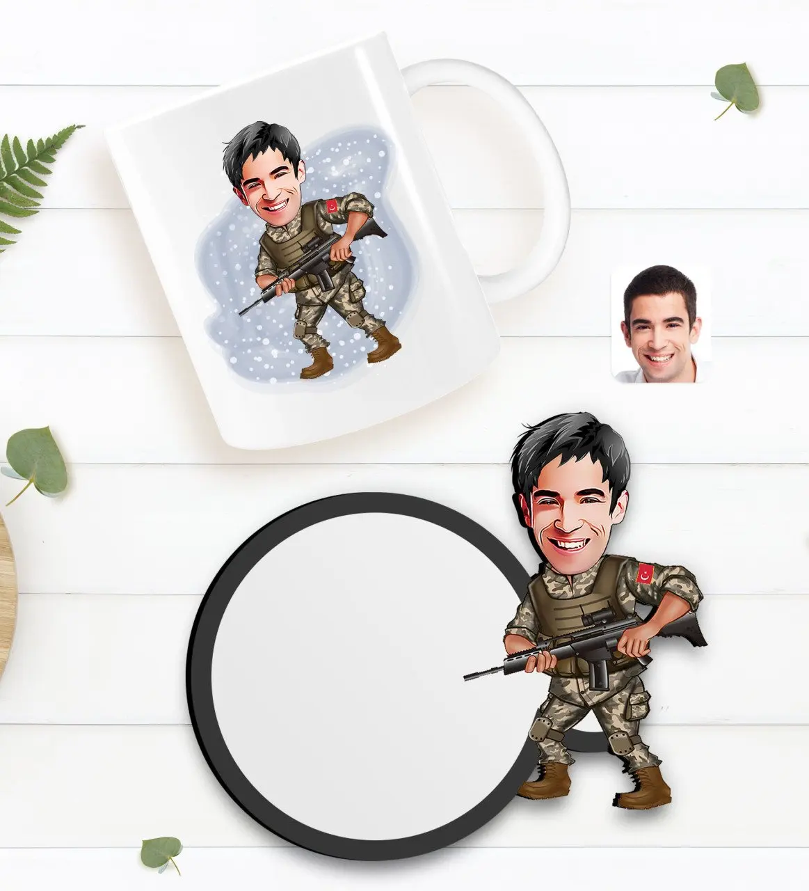 

Персонализированная карикатура солдата белая кружка и деревянные подставки в подарок фотография