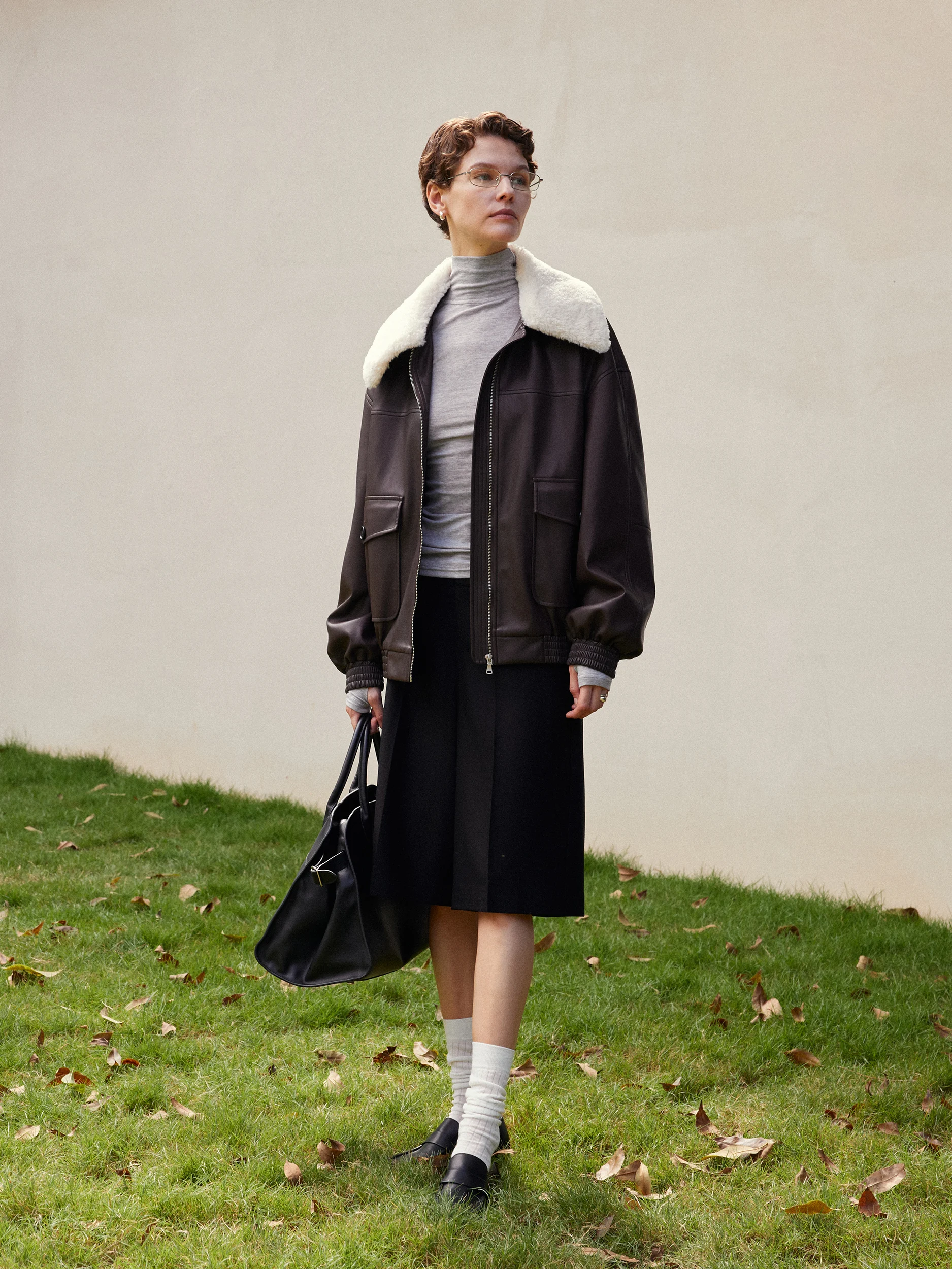 Теплая кожаная куртка с большим меховым воротником в стиле ретро 2024 ранняя весна