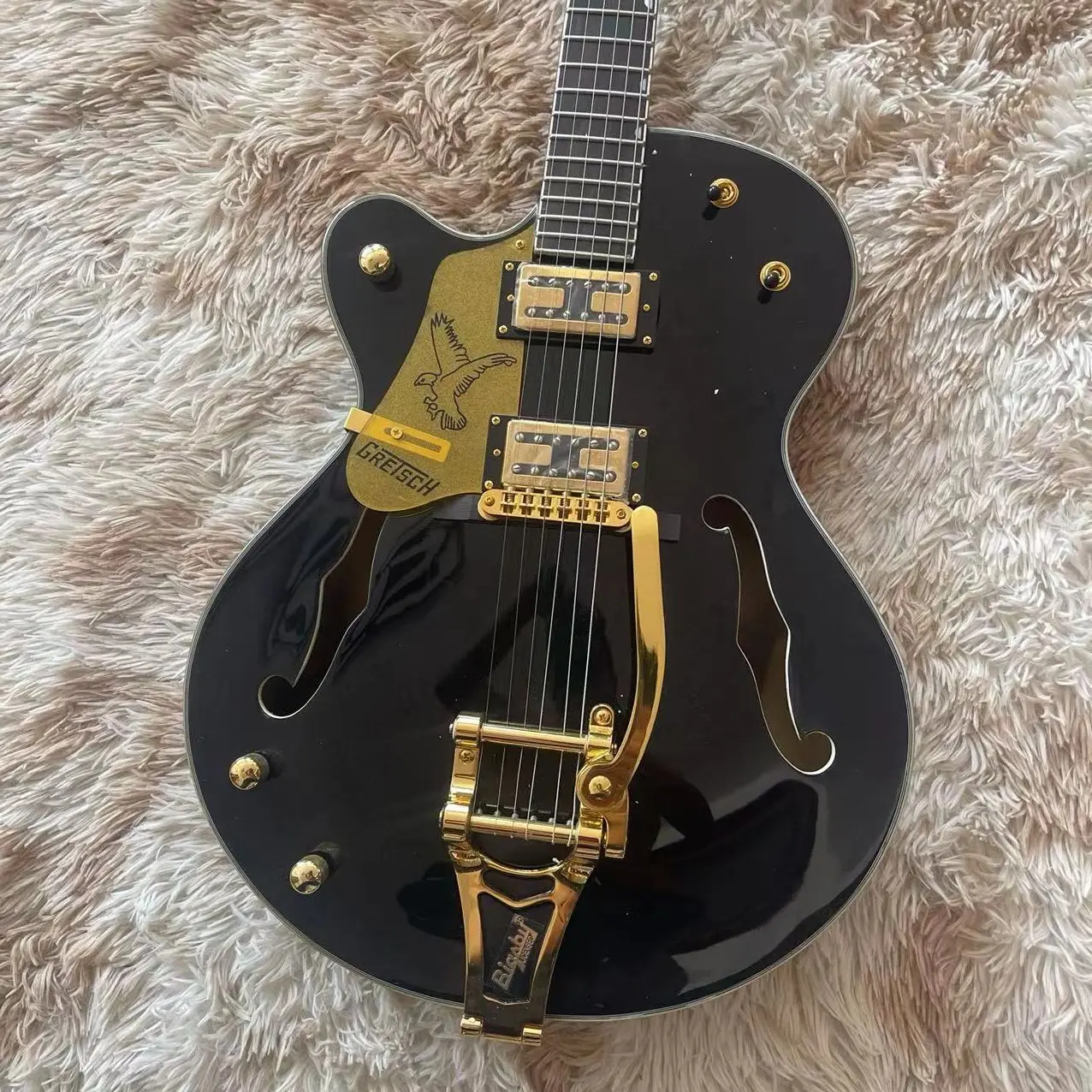 

Left hand jazz f-hole integrated electric guitar, black high gloss, 2 pickups, vibrato big rocker, gold accessories, real factor