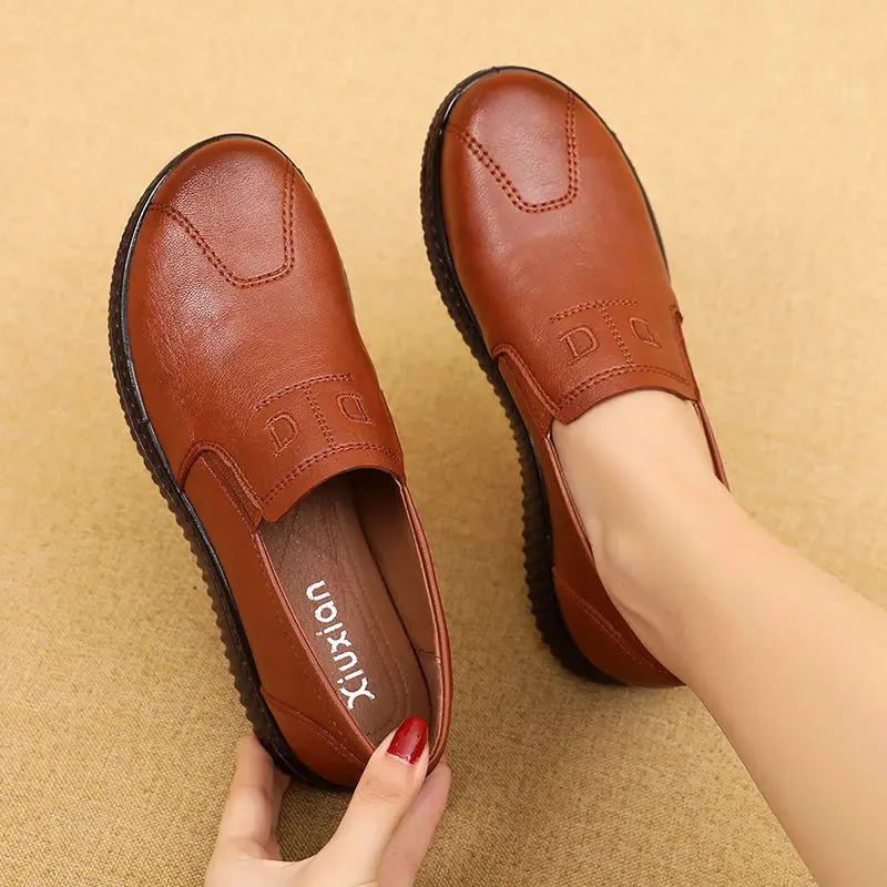 Mom Leather Shoes Single Shoes Spring Autumn Comfortable Soft Soles Flat Women's Shoes Popular Nurse Work Loafer Shoes Wholesale