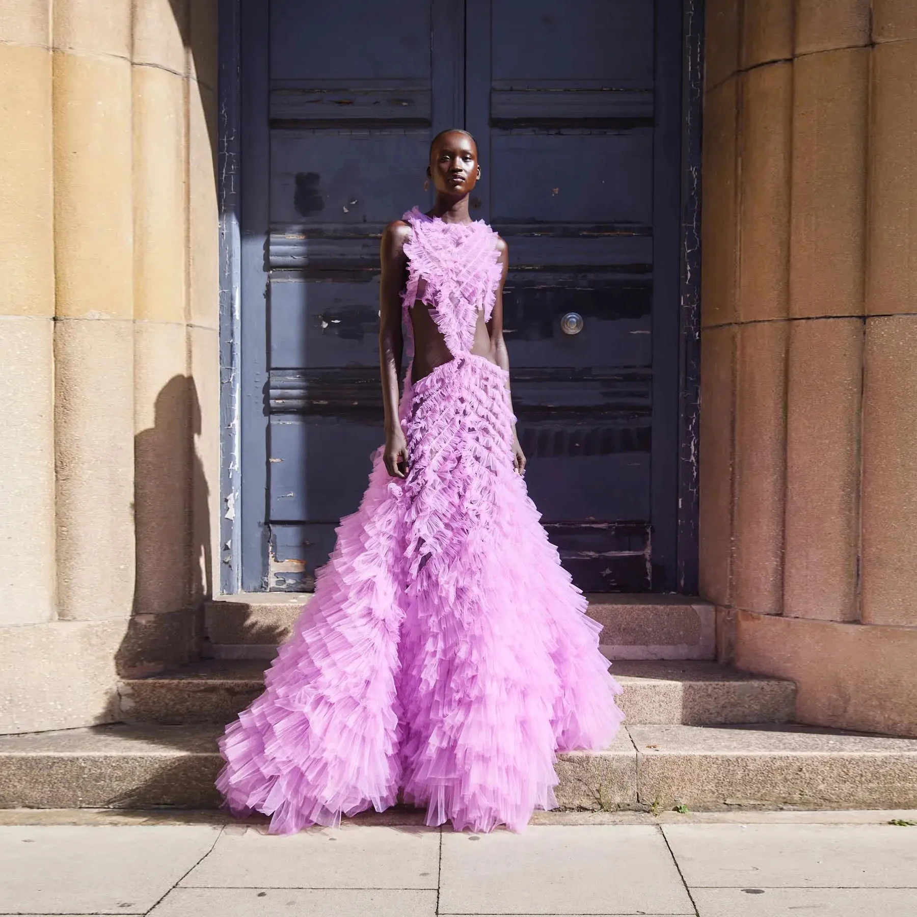 Женское многослойное платье макси длинное лавандового цвета с открытой спиной