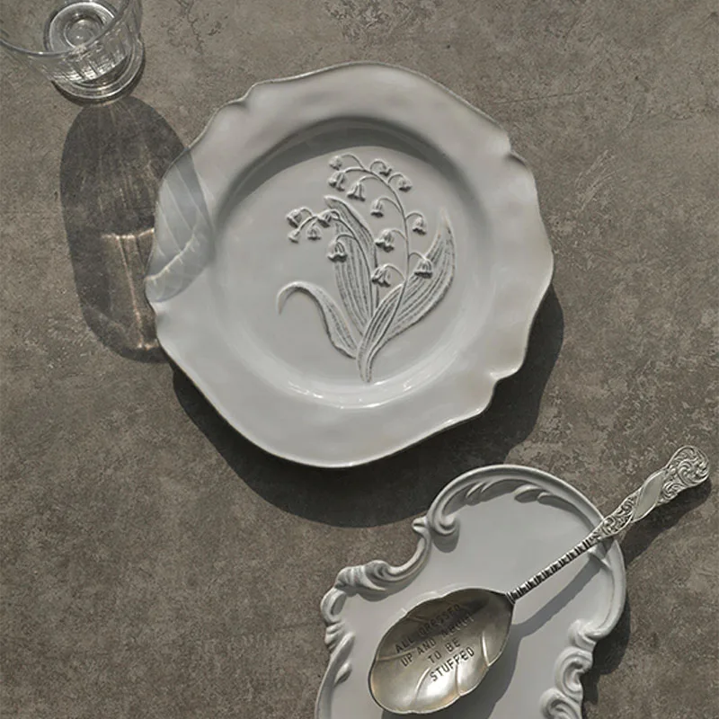 

Тарелка керамическая французская нестандартная в ретро стиле, рельефная Черная Керамическая обеденная тарелка с ландышами, декор для стола, тарелка с фруктами и десертами