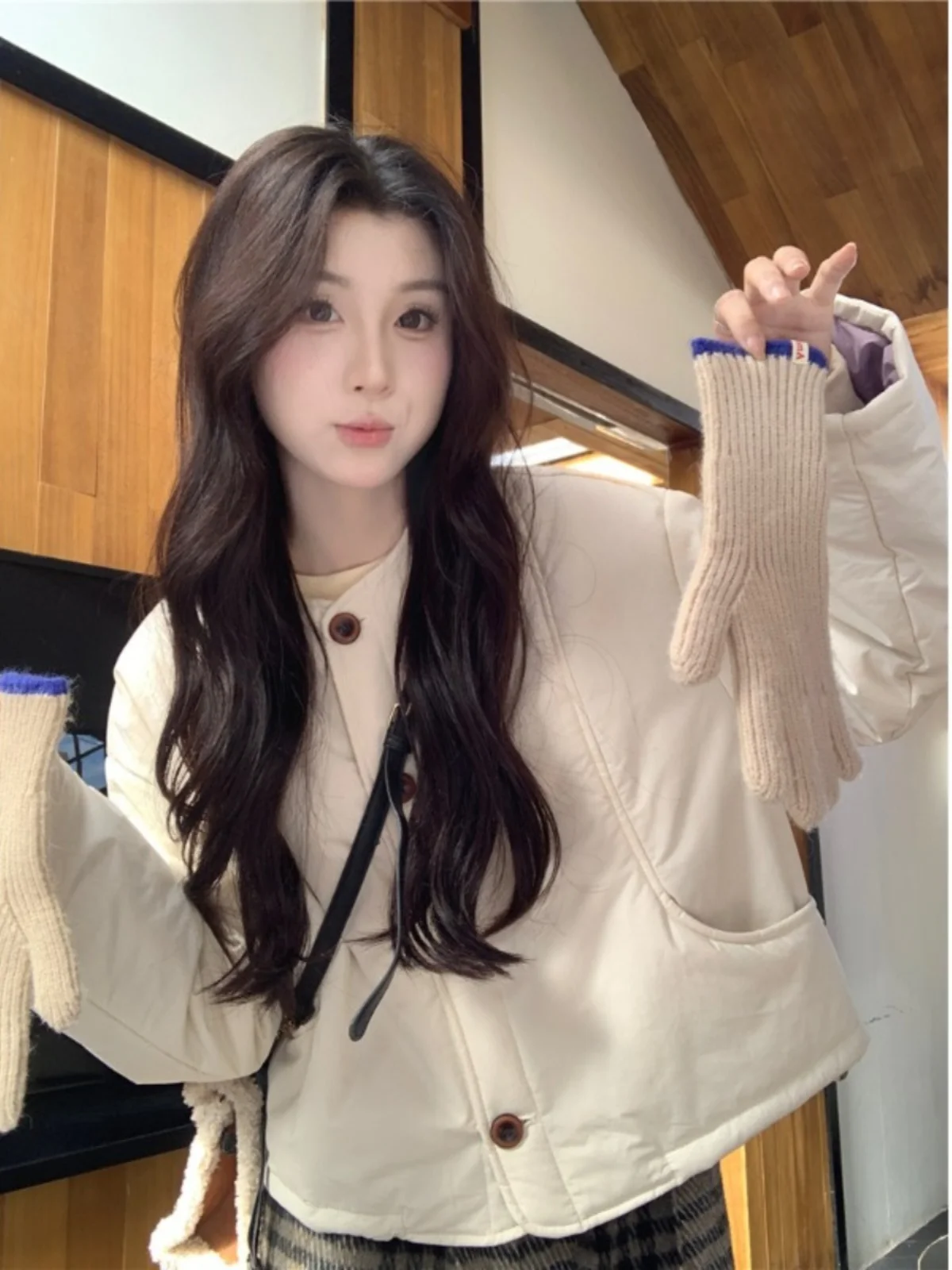 Маленькая куртка абрикосового цвета с круглым вырезом и длинными рукавами на