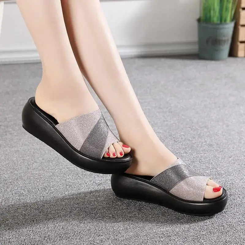 

Женские летние босоножки на танкетке с вырезами