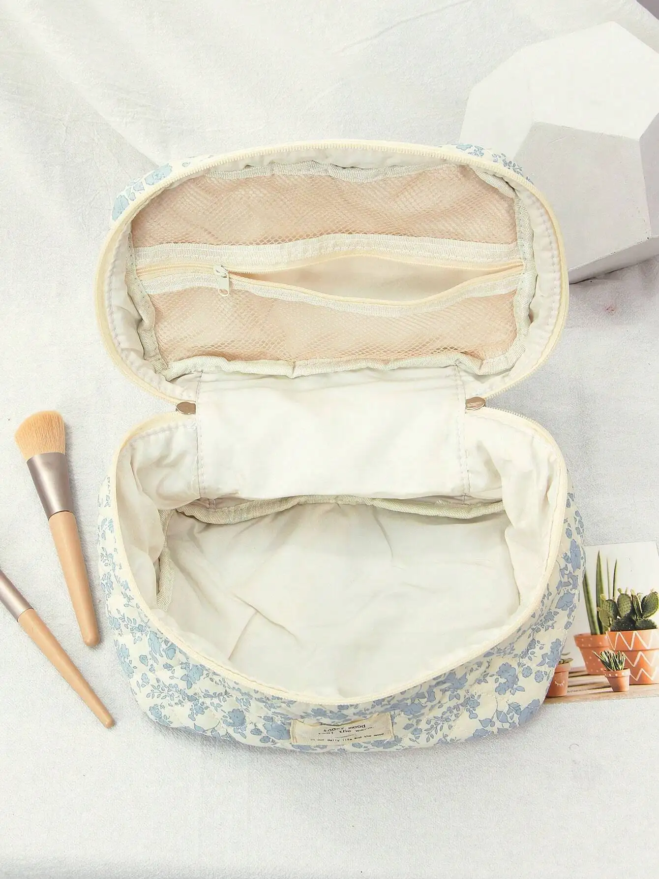 Косметичка One White-Lily &amp Small с цветочным принтом большой вместимости и швов для