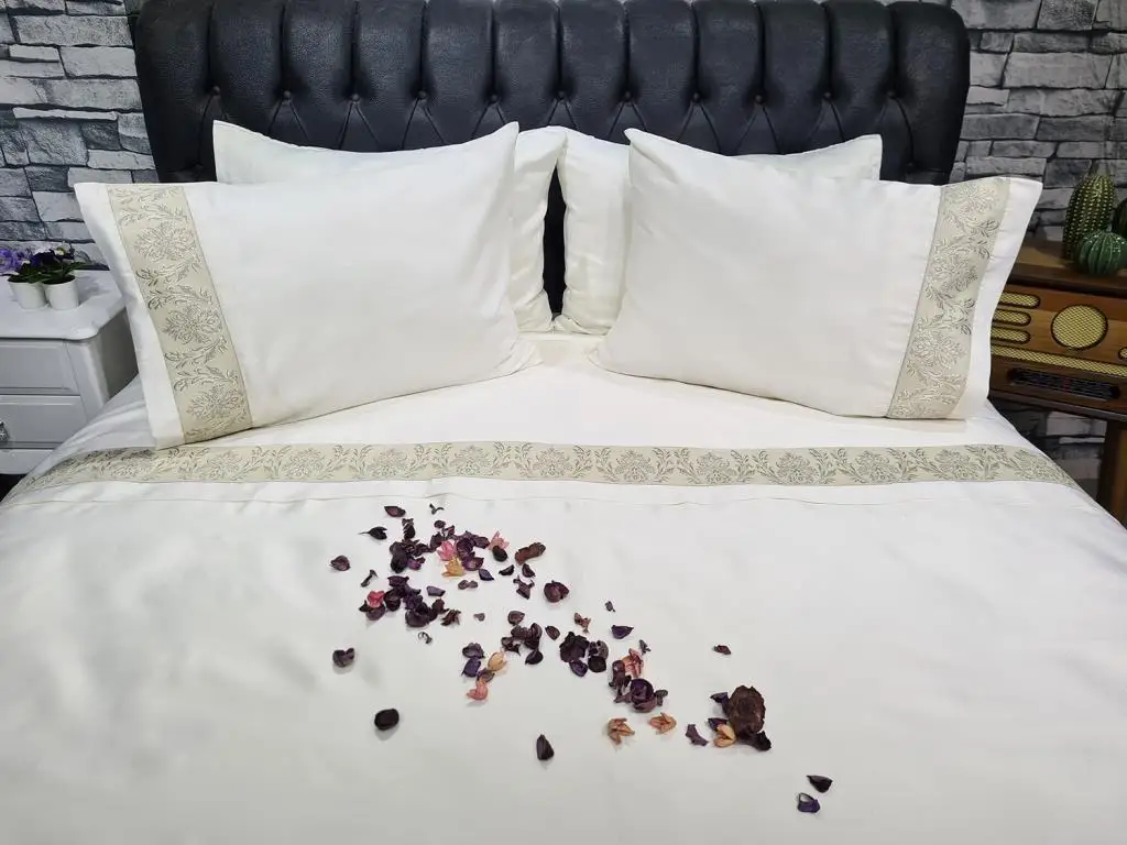 

Dowry disemi Thena cotton satin duvet cover set cream Gold