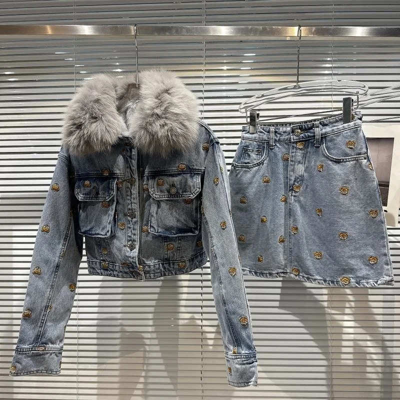 

Женский джинсовый комплект из двух предметов, синяя джинсовая куртка с вышивкой и воротником из лисьего меха на флисовой подкладке и коротк...