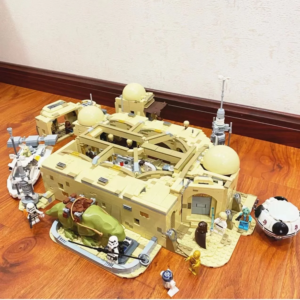 Конструктор 60016 Mos Eisiley Cantina из АБС-пластика от 6 лет