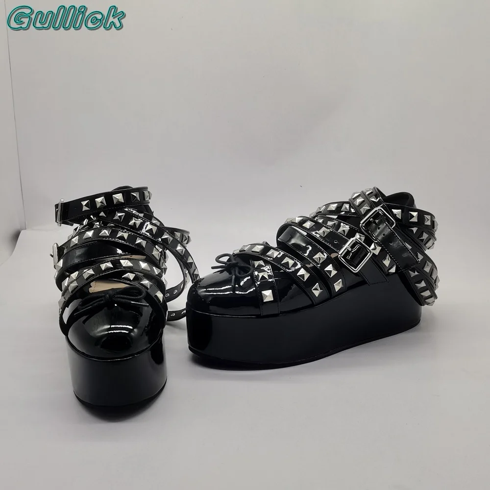 Туфли-лодочки из лакированной кожи с заклепками на толстом каблуке