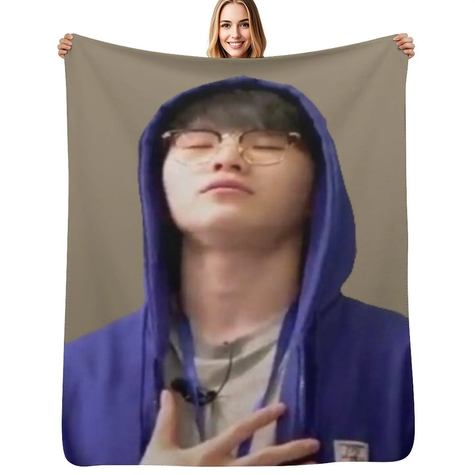 Фото Декоративный мягкий плед Woozi Relaxed Meme для дивана и кушетки №1