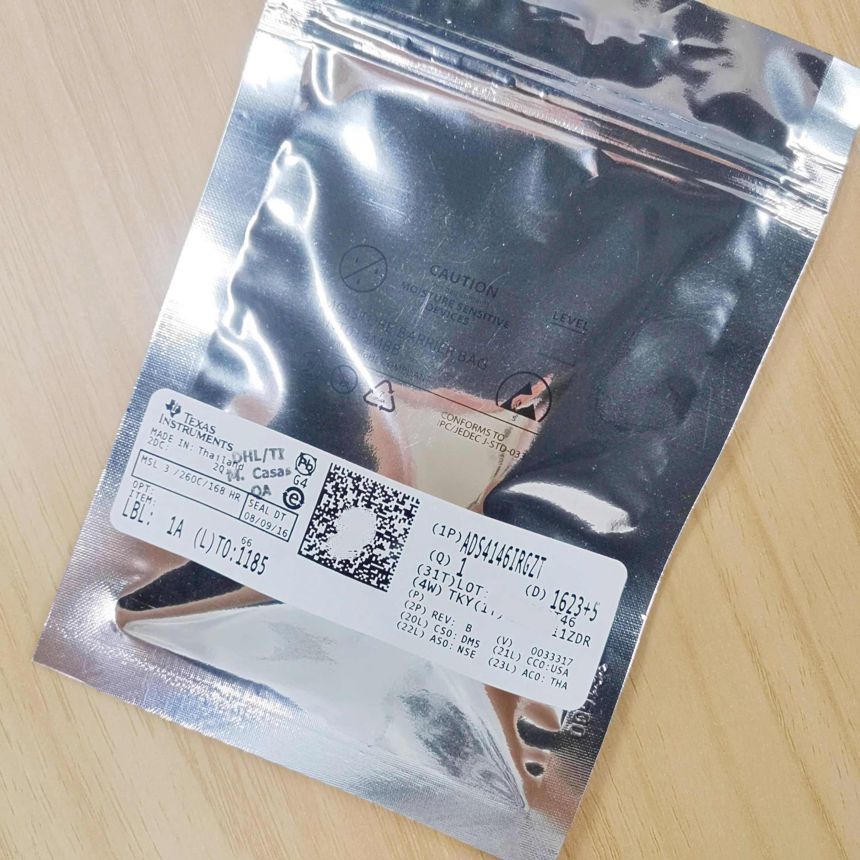 ADS4146IRGZT ADS4146 1-канальный одноканальный трубопровод ADC 160 Мвыб./с 14-битный