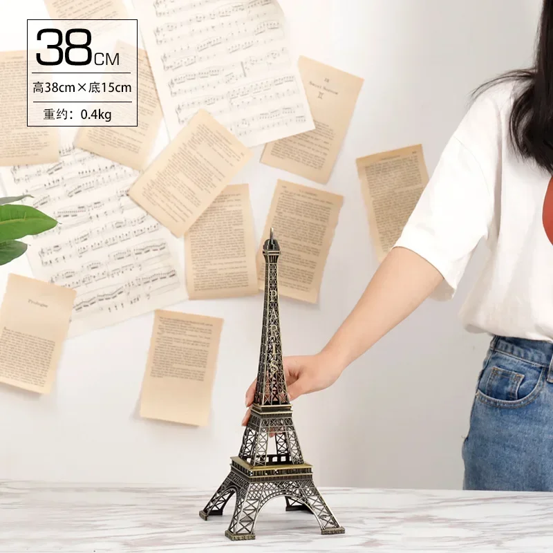 Металлическая статуэтка Эйфелевой башни артист из танковой башни