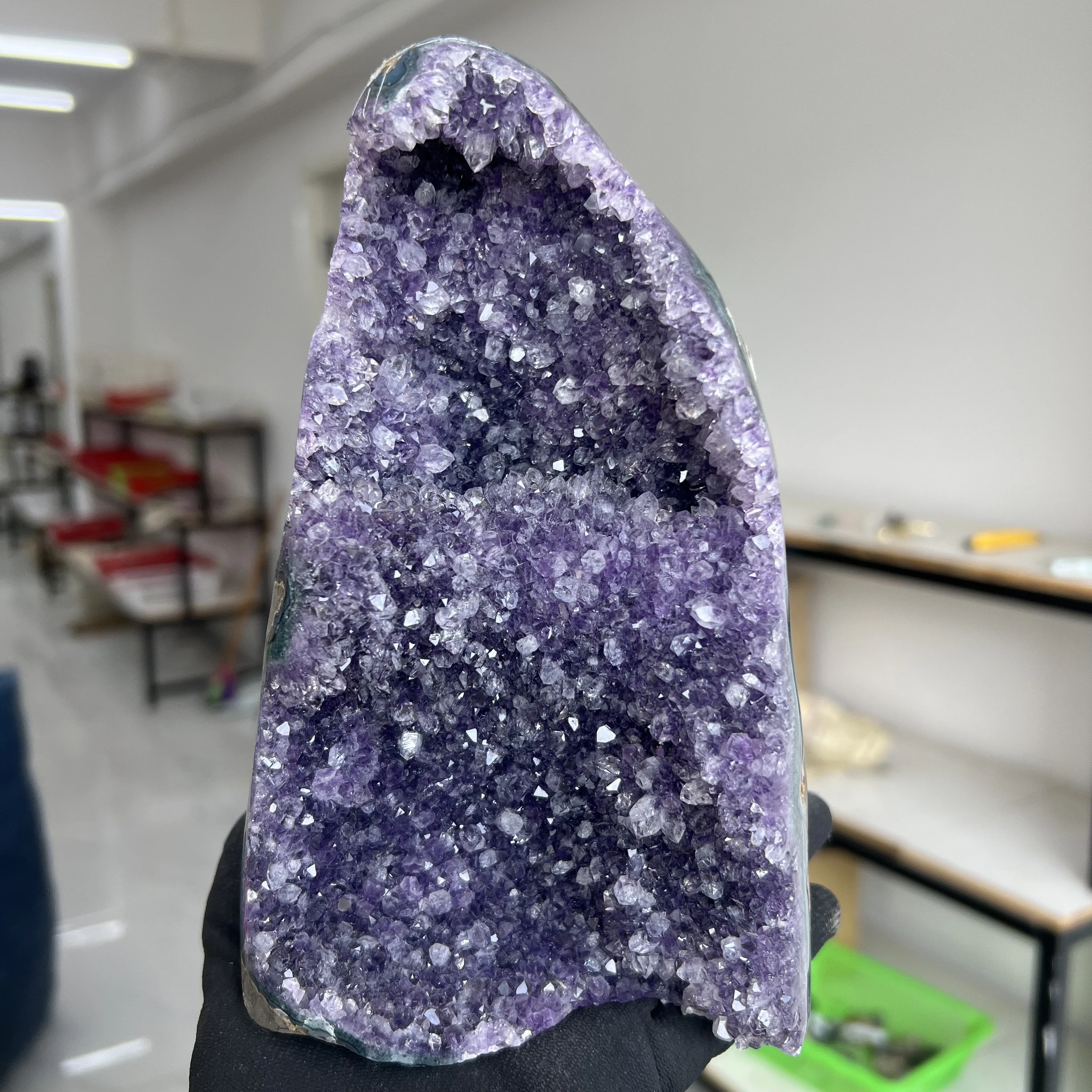 

Аметистовый кристаллический кластер ACSDVOCATE 17 см