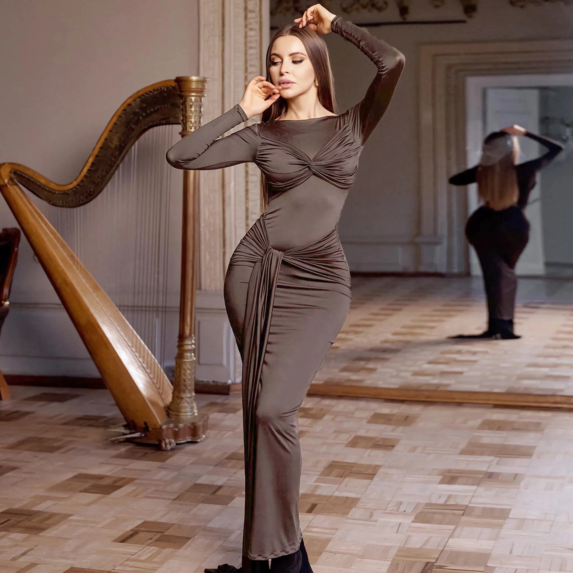 Женское длинное платье миди с круглым вырезом