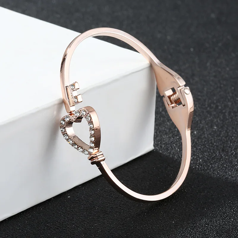 

Hollow love diamond key bracelet female Korean fashion personality temperament popular bracelet