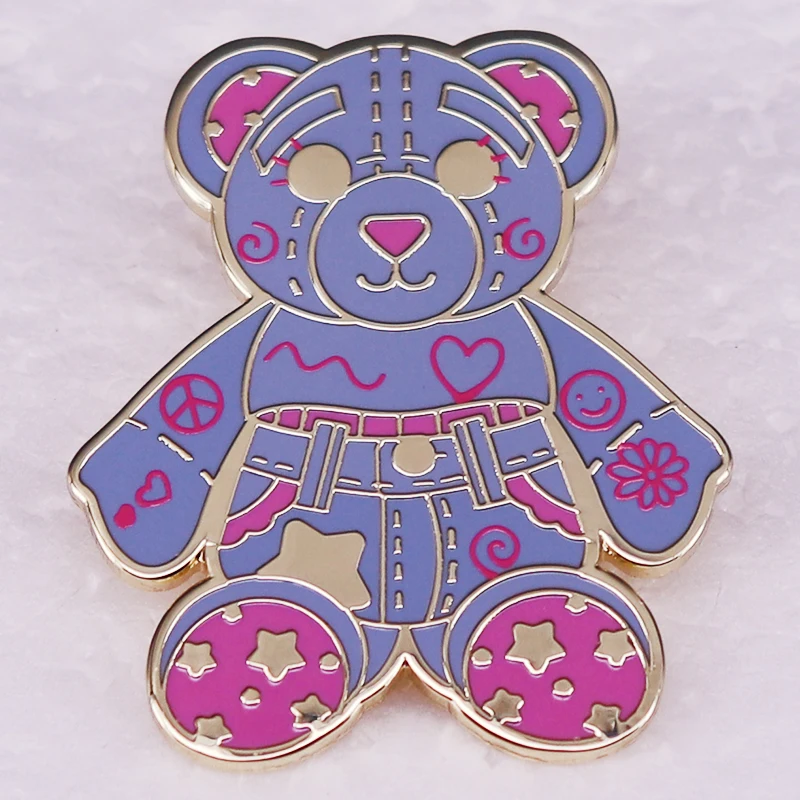 Металлическая брошь с рисунком медведя