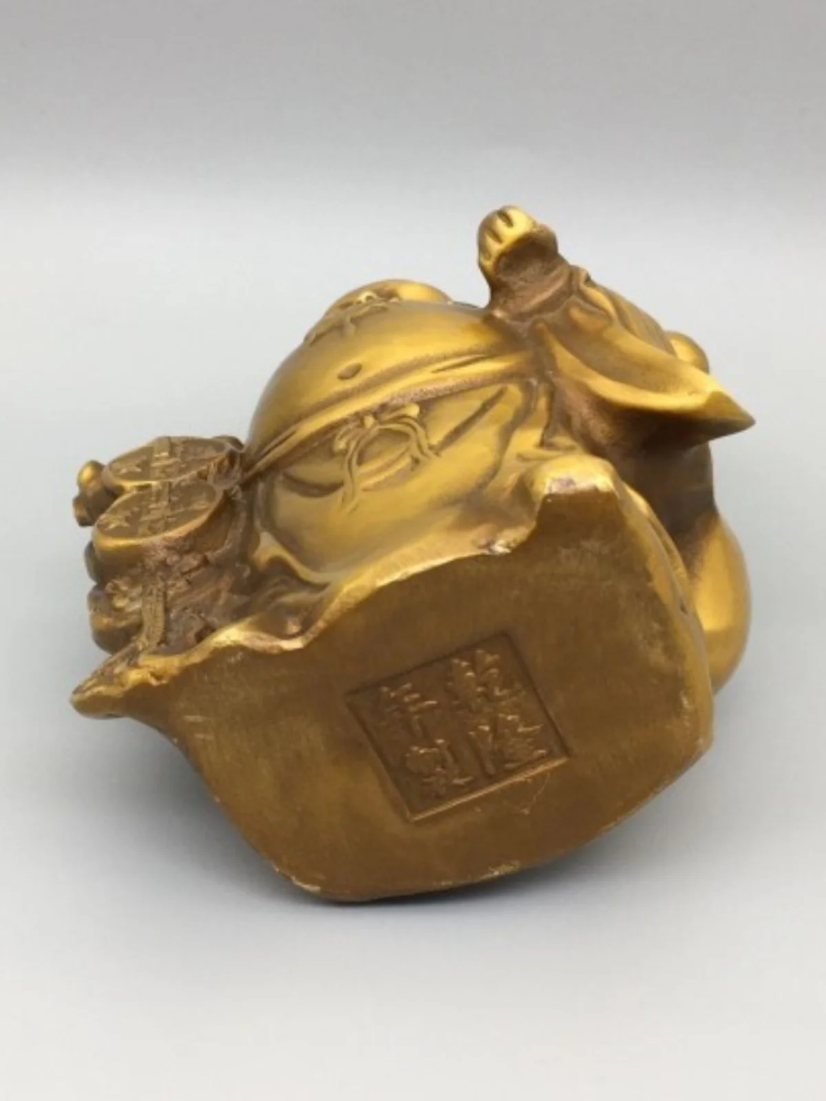 Латунные украшения Maitreya позволяют выбрать деньги отбивать золотые слитки и