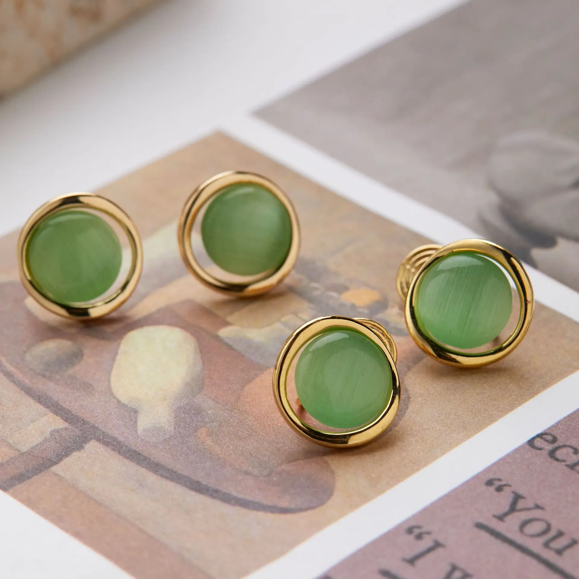 Серьги привлекают белые весной и летом Ins свежий нишевый дизайн катушка от