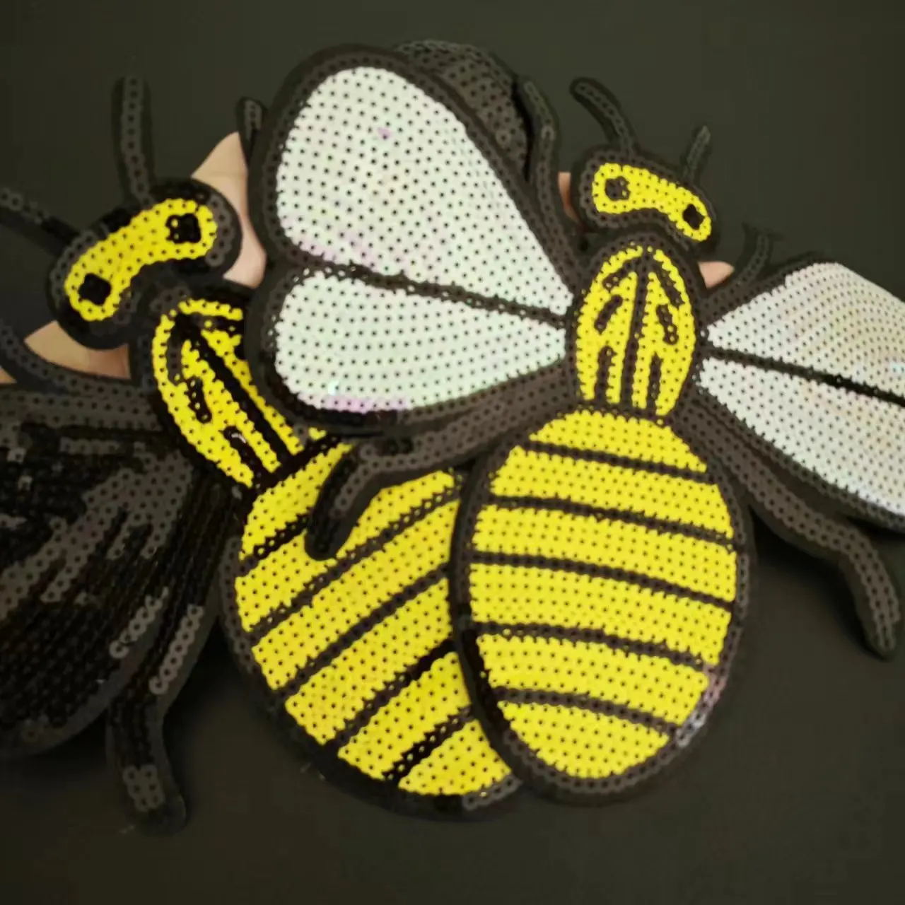 Сверкающая нашивка с блестками в виде мультяшной пчелы сделай сам пришитая