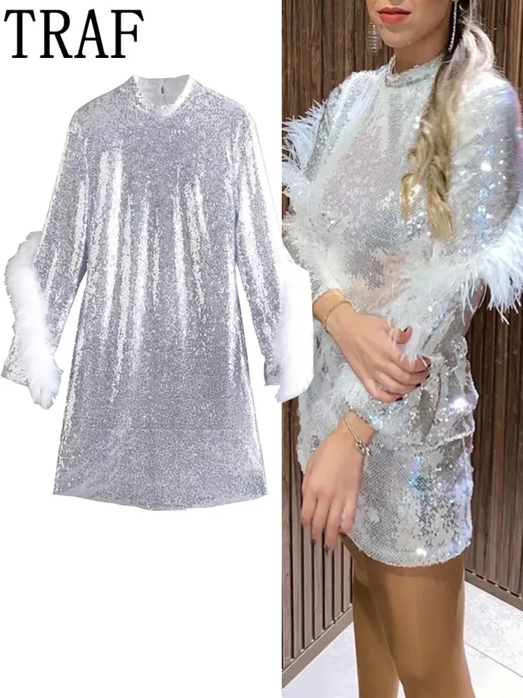 

Платье-мини серебристое с блестками и открытой спиной