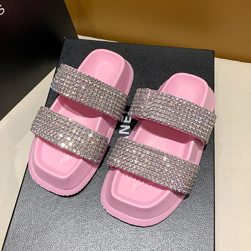 

2023 новые летние женские кожаные тапочки на толстой подошве со стразами