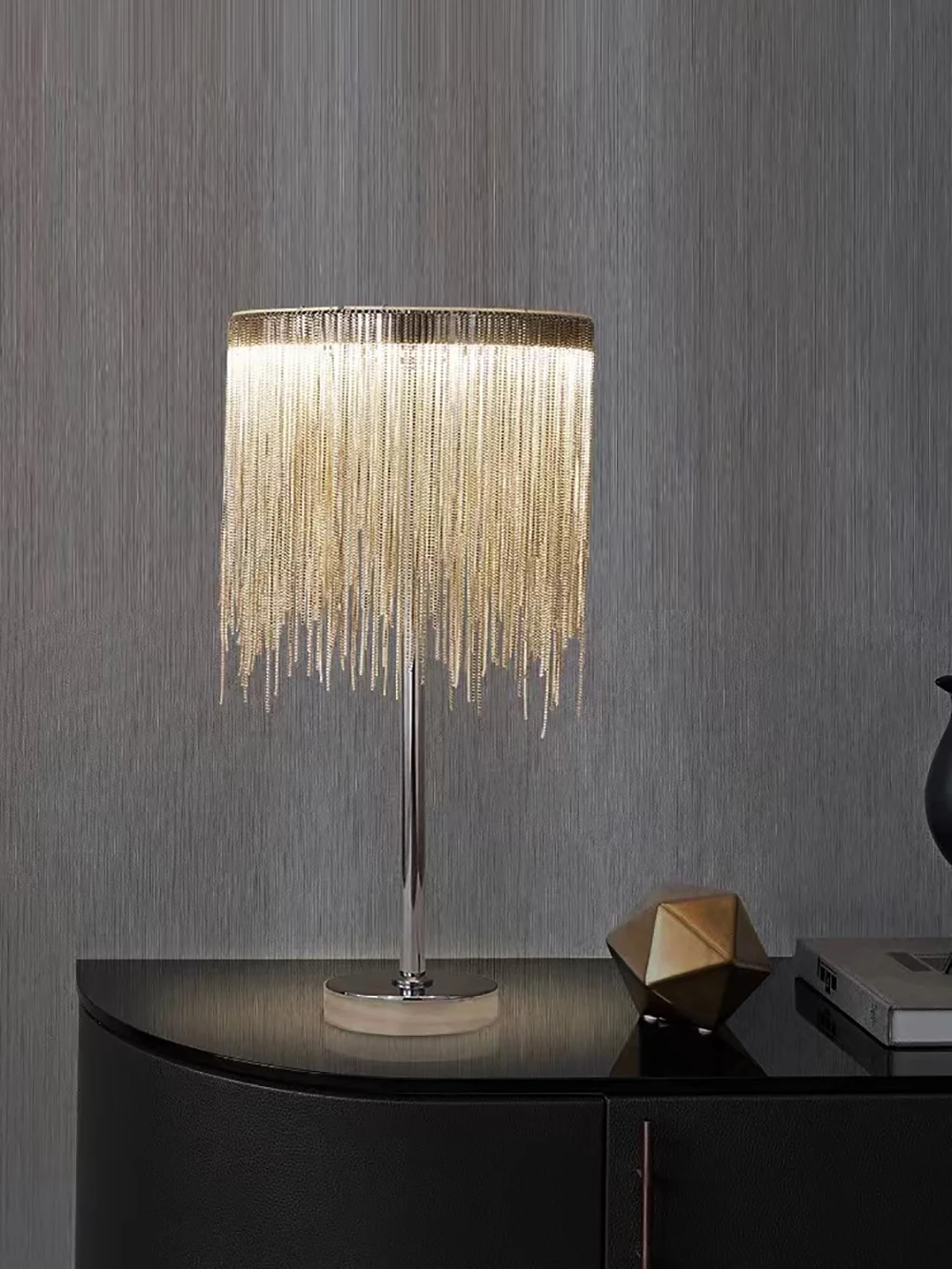 

Роскошные хромированные настольные лампы 2023, минималистичный роскошный алюминиевый светильник с кисточкой и цепочкой, прикроватный столик, фотолампа для украшения спальни