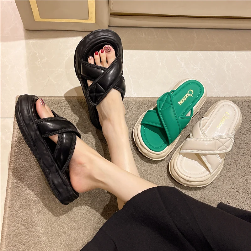

Hook&Look Women's Shoes 2022 New Thick Bottom Platform Shoes Women's Slippers Rumored Beach Bread Slippers