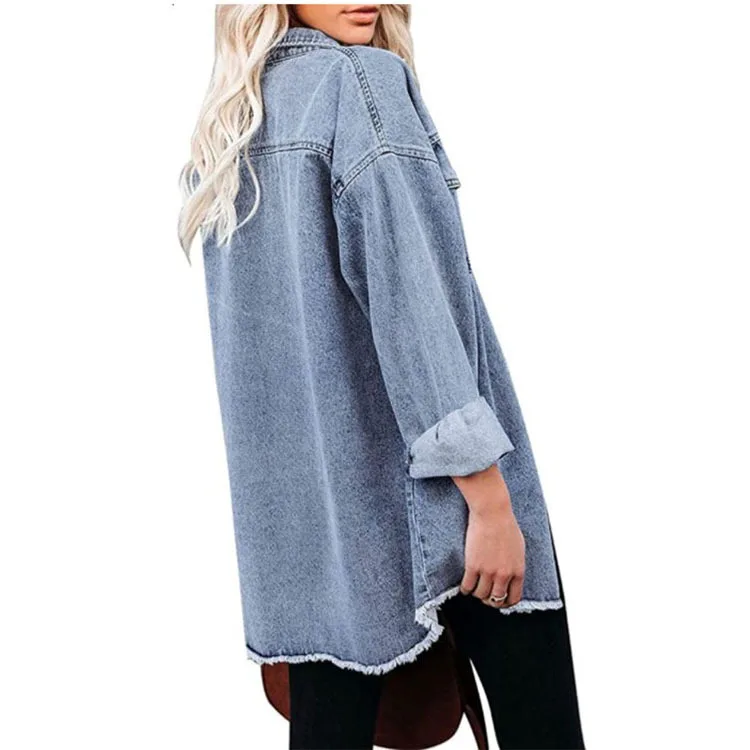 Женская джинсовая рубашка средней длины на пуговицах с карманами и отложным