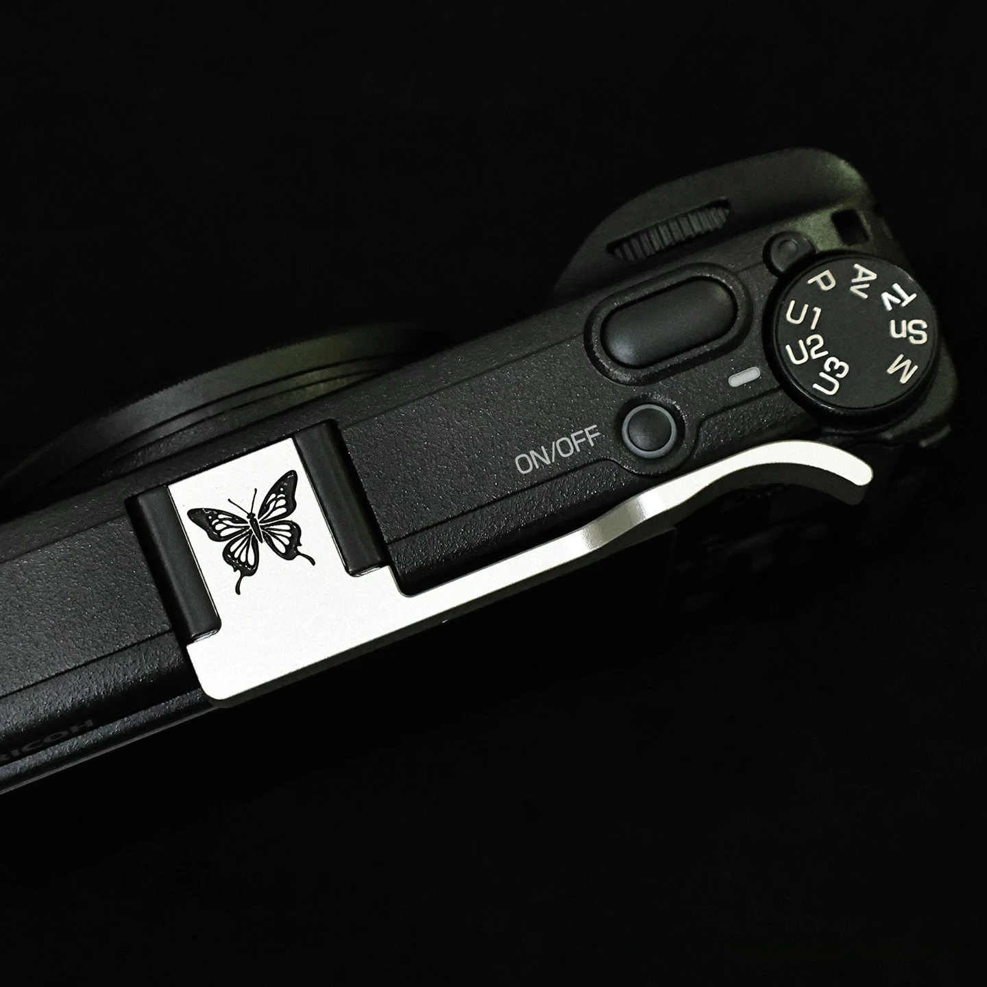 Фото Металлический портативный кронштейн-держатель для камеры Ricoh GR4 GRIV с подставкой для большого пальца (Hot Shoe Thumbs Up Grip) №4