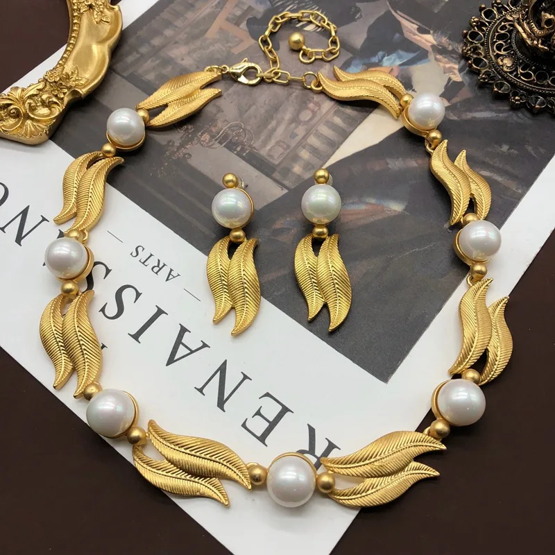 

2023 New Light Luxury Niche Western Medieval Leaf Horse Shell Pearl Necklace Earring Set Ladies Retro Senior Sense