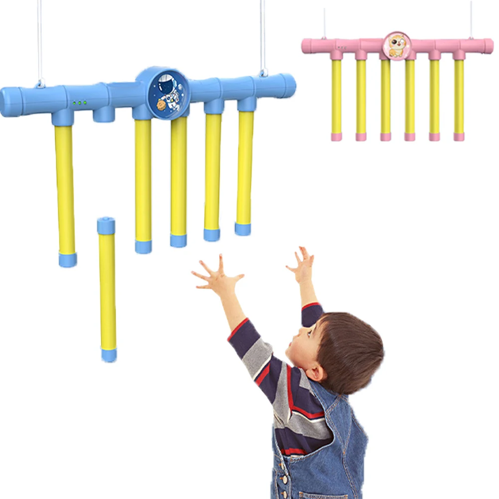 Поймай палочки. Падающая палка. Поймай палку подвижная игра. Человечек из палок. Падающая палка.