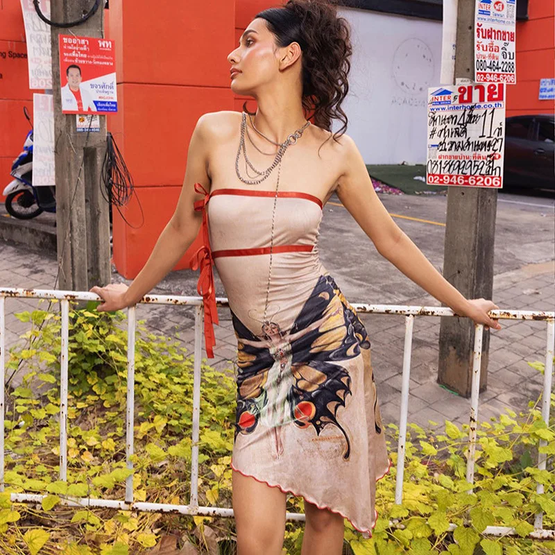 Женское летнее платье без бретелек и с открытой спиной