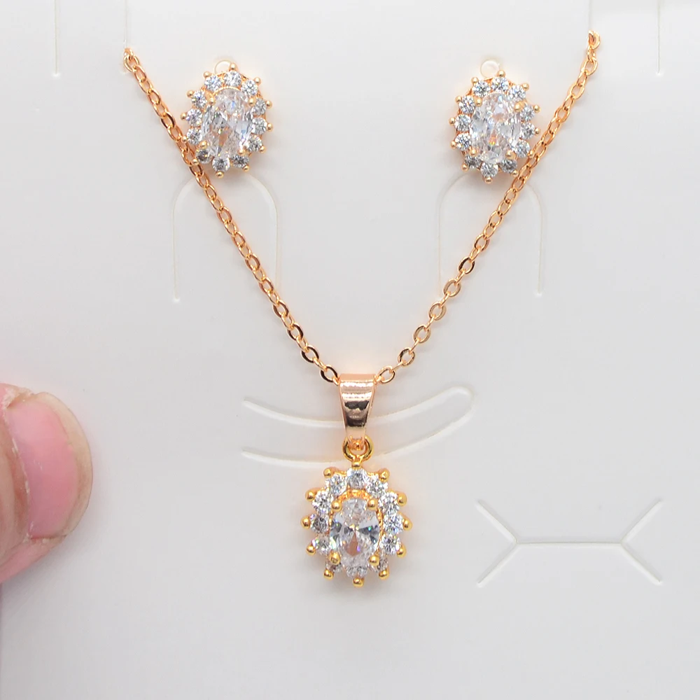 Модные женские серьги-гвоздики золотого цвета с красным кубическим цирконием