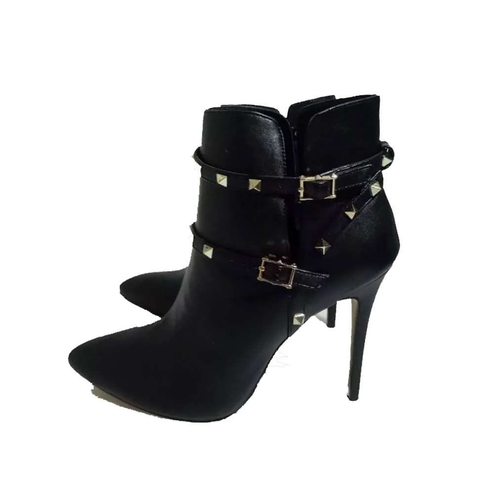 Женские ботильоны с заклепками на высоком каблуке острым носком