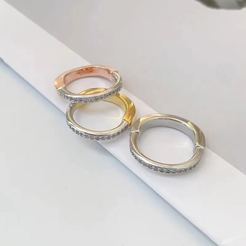 

Женское кольцо с фианитом, серебро 925 пробы