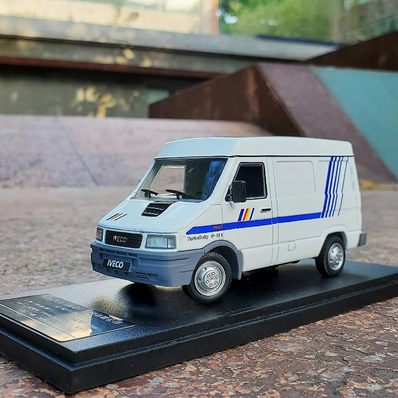 

1:43 Scale Suit for VAN Car Model Simulation Alloy Car Model Diecast Metal Vehicle Toy Collection