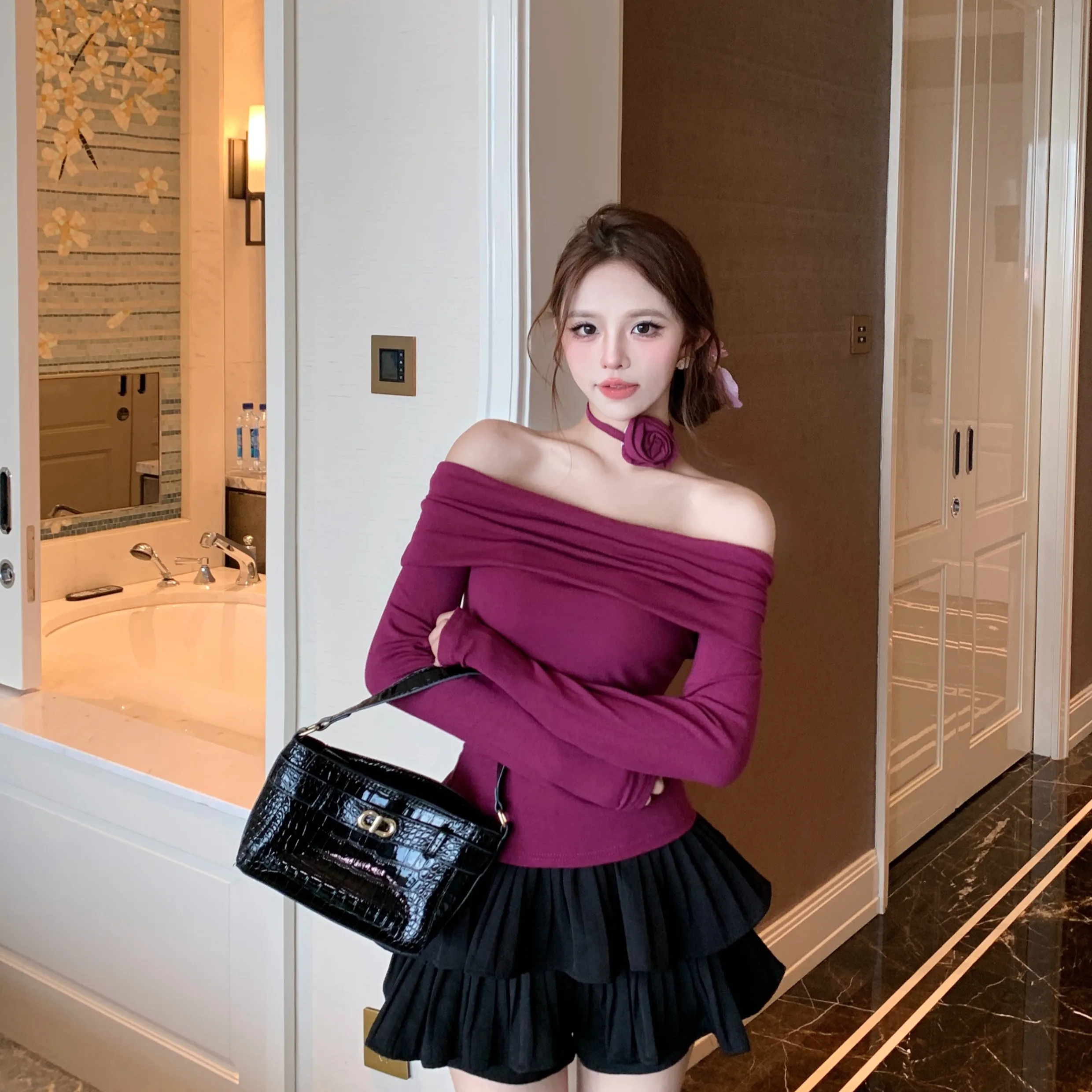 Вязаная футболка с открытыми плечами и длинными рукавами. Женская одежда. Осень