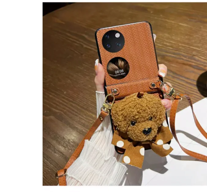 Коричневый плюшевый чехол с сердечками на длинном ремешке петлями для Samsung Galaxy Z