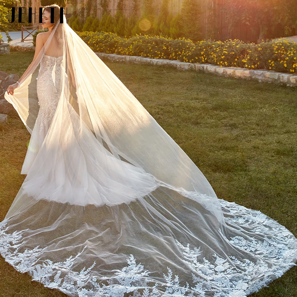 

Женское свадебное платье с юбкой-годе, открытыми плечами и пуговицами